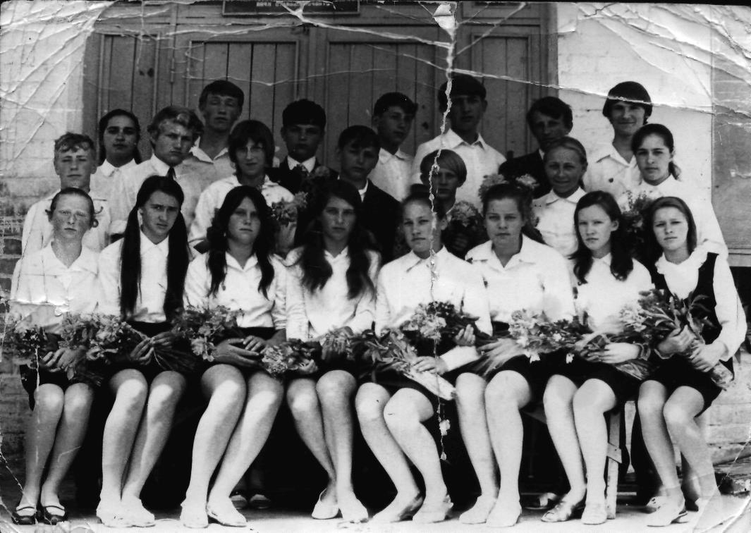 Первый выпуск Ново - Красненской восьмилетней школы, 1968.